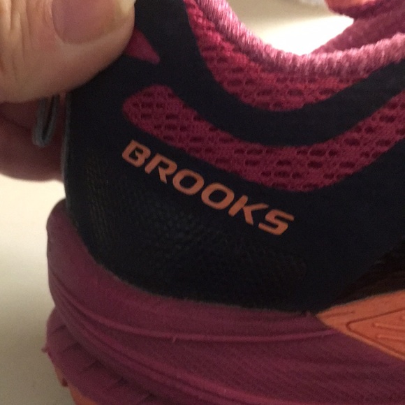 Brooks Cascadia sneakers, navy blue and pink, size 6.5. - Picture 4 of 7